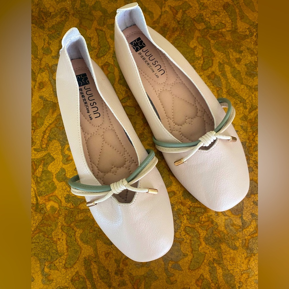 JUUSNN Cosy Lab beige flats in like new condition